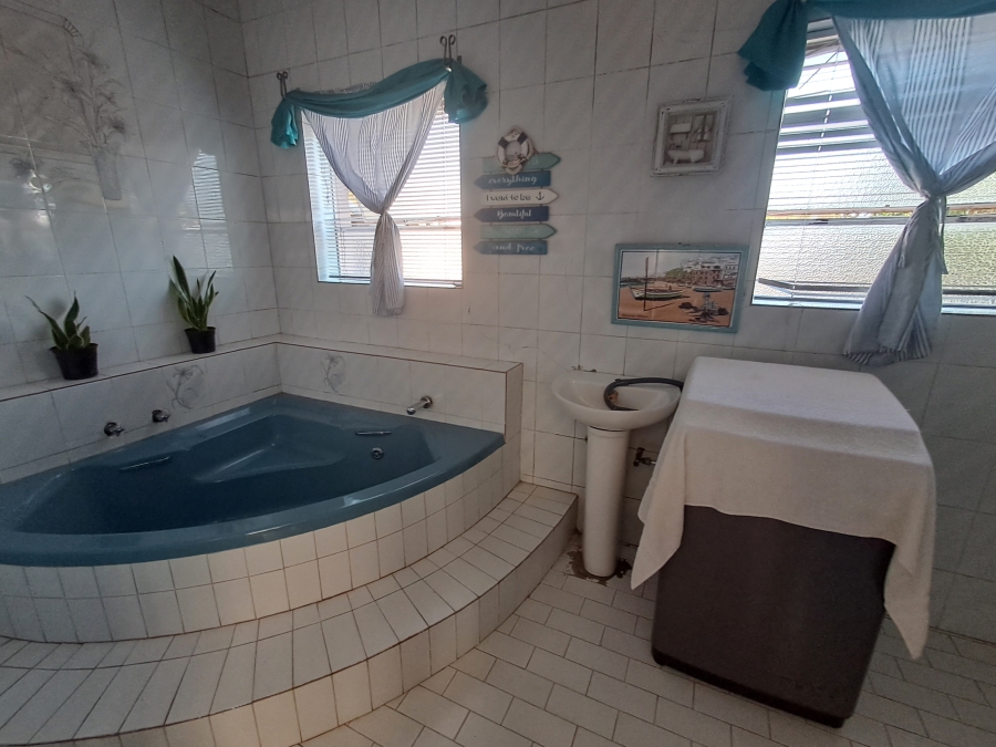 4 Bedroom Property for Sale in Van Riebeeck Hoogte Eastern Cape